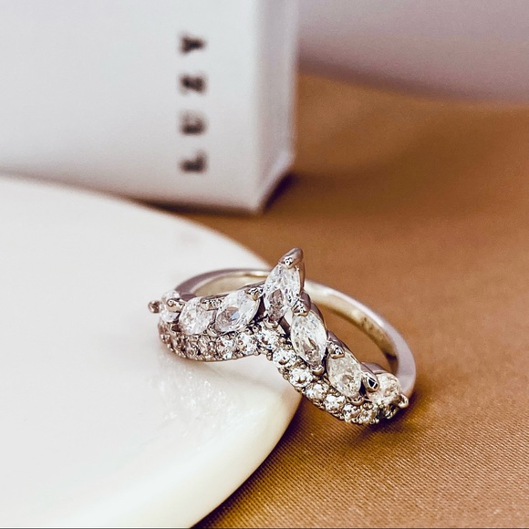 925 Sterling Silver Tiara Design CZ Ring - Picture 4 of 7